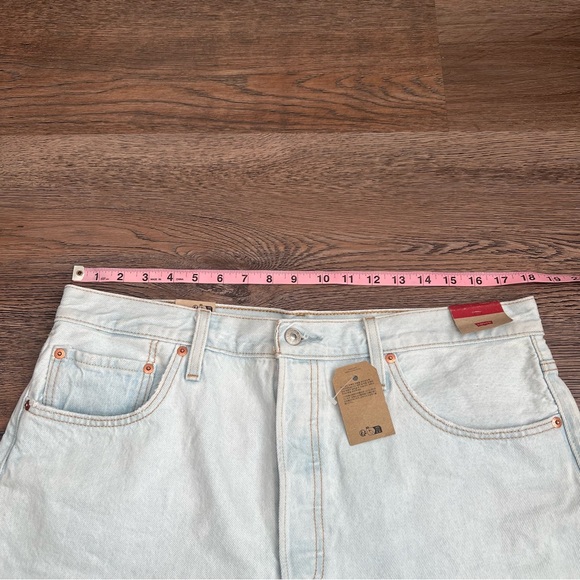 NWT Levi’s 501 Original Cutoff Denim Shorts Light Wash Size 34 Casual Distressed - Picture 8 of 9